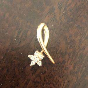 14k Yellow Gold Pendant with Diamond Flower